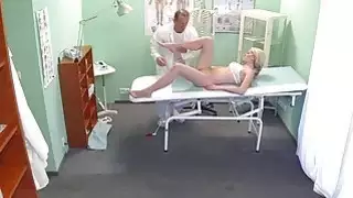 أصابع الطبيب والانفجارات شقراء ضئيلة