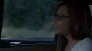سائق سيارة أجرة الإناث يلعق زبونها