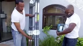 يحصل على الأم بصورة عاهرة مع الجسم الساخن علامة تعاونت من قبل اثنين من الأزرار السوداء