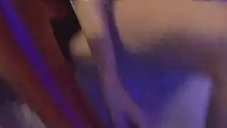 الفتيات يتناوبون في كذاب قضيبه