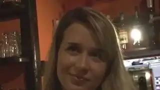 Barmaid يأخذ الصعب الديك في المطبخ