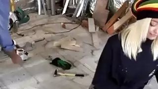 رجل بريطاني قديم مع طول الشرج في سن المراهقة في تلك اللحظة يصل جيم