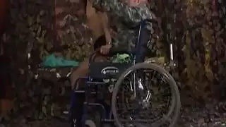 الرجل القديم في لعق كرسي متحرك والأصابع حلق كس