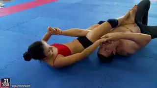 القتال في نادي عارية يقدم كيري vs ميرا كوكرد.