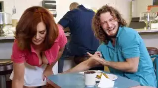 أحمر الشعر مفلس الناضجة الناضجة ومضات الثدي للحصول على أكبر نصيحة