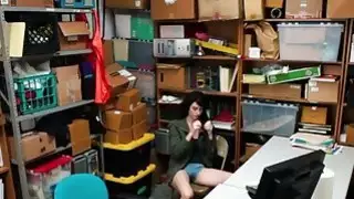 القبض أليكس هاربر والملاعين من قبل ضابط الأمن