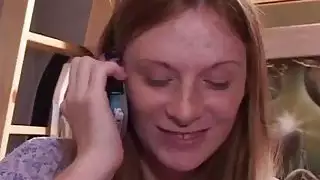 يحصل شغل امرأة سمراء الحوامل من الديكة على الأريكة