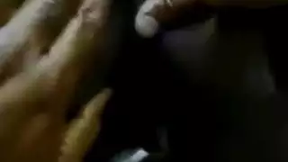 الأم السوداء في المستقبل يرضي الجد الأبيض قرنية في الهواء الطلق