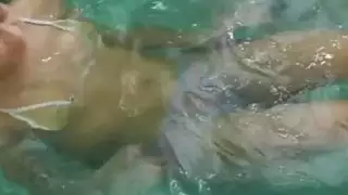 هوتي تلتقط زجاجة فارغة كبيرة في فجوة لها