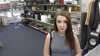 تبيع Brunette حذائها ويمزقها رجل رهينة