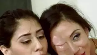 فاتنة قرنية الملاك ديل ري ينتشر ساقيها