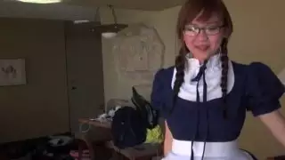 خادمة سيئة ممارسة الجنس على الأريكة