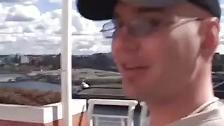 ويحصل امرأة سمراء جبهة مورو حلق كس ملعوق على الأريكة
