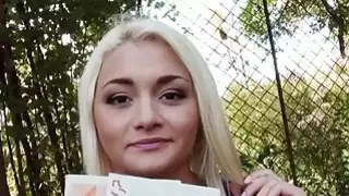 قصفت التشيكية فاتنة Alive بيل للنقد