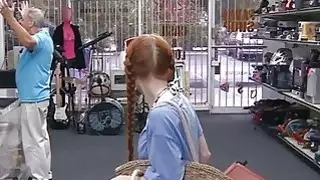 الهاوي أحمر شعر فتاة يحصل كس مارس الجنس في مرهن