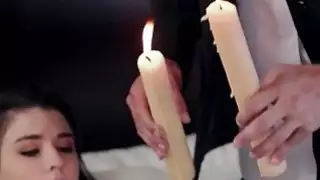 أليس في سن المراهقة تحصل على الشمع الساخن على بلدها