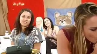 متجرد يحصل على shlong امتص من قبل مختلف النساء