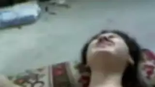 امرأة سمراء ممتلئة المشاغب تحصل على مهبلها مصقول بشكل صحيح على الأرض
