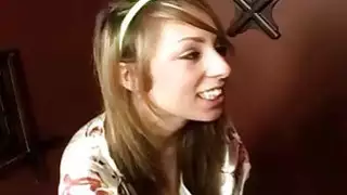 Slutty شقراء في سن المراهقة يعطي لطيف ثقب المجد اللسان