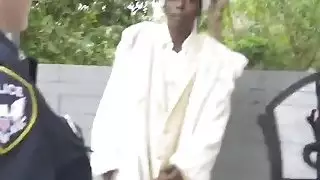 سوداء ضخمة قضيت PIMP سخيف اثنين من ضباط الشرطة أنثى القحبة