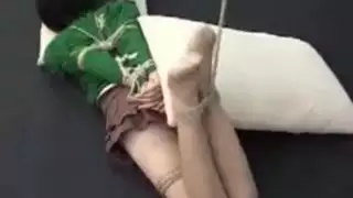 الفتيات الصينية مع جوارب طويلة الجلد وترتبط