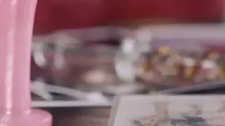 دعونا نرى كيف هذه السيدات الثلاث الجميلة ترضي بعضنا البعض