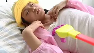 يرتدي المراهق الآسيوي الغبي ماكي تشان ملابس الجدة