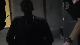يحصل القبض على عشيق أسود وإساءة المعاملة من قبل الشرطة مفلس