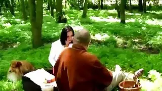 امرأة سمراء في سن المراهقة سلوتي في الهواء الطلق ممارسة الجنس عن طريق الفم مع الرجل الأكبر سنا قرنية