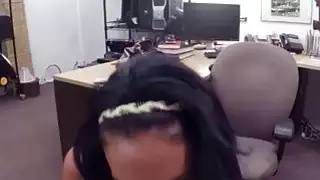 سوبر وقحة شقراء ضيق تبيع سيارتها ومارس الجنس من قبل رجل البيدق