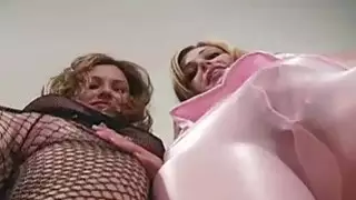الفرش الصغيرة حلمات الثدي يجعل تظهر في جوارب سوداء