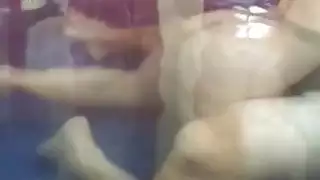 رجل مسلح واحد يمارس الجنس مع امرأة سمراء شابة مثير بطن موشوم