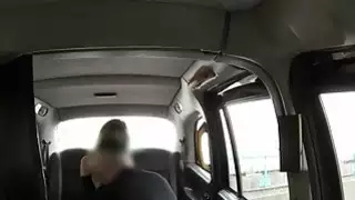 الهواة مفلس تحليلها من قبل السائق وهمية في المقعد الخلفي