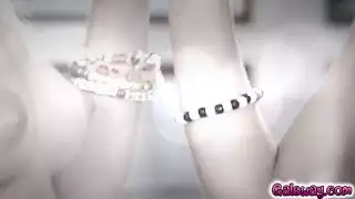 رايلي و نيكي قبلة بحماس لأنها إزالة فساتينهم