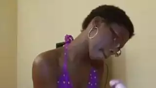 الأبنوس Babe مع الشعر القصير تقدم الابيض الديك
