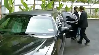 يأخذ حفل تنكري في منزل متأرجحة منعطفا حارا للخير