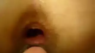 فيديو عن قرب واقع يضم ديكًا ممتلئًا يخترق الكعك