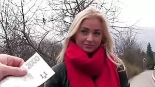 جميلة Cayla Lyons مع الثدي الصغيرة لطيف