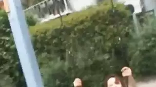 جميلة تلميذة صغيرة يرضي حفنة من الرجال اليابانيين