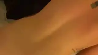 اثنين من الفتيات المراهقات بعقب كبيرة اللعنة doggystyle