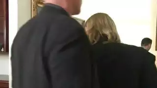 امرأة سمراء فاتنة ايفان ستون تجربة gangbang الأولى