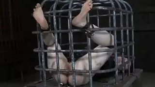 مكمما playgirl يكتسب تعذيب مفعم بالحيوية