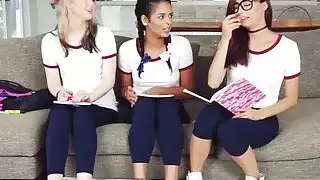 بدأ Besties لإظهار اللسان