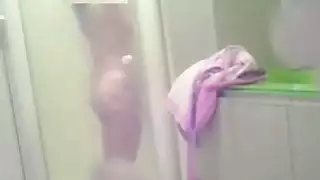 لقطات تجسس حميمة لأمي في الحمام
