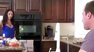 أريئيلا فيرارا يحصل على الحكمة وينضم في لثلاثي اللعنة
