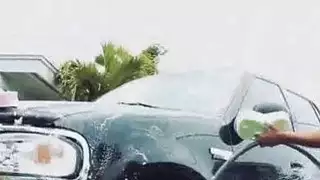 Carwash في سن المراهقة besties سخيف للحصول على النقد