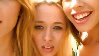 عشيق يستلم قضيبه الثابت يرضي الفتيات