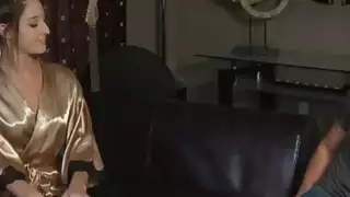 فرخ لطيف تمتص ديك رجلها الثابت في جاكوزي