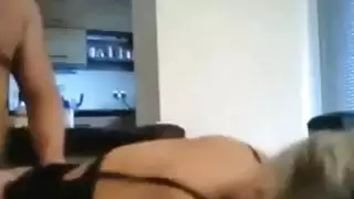 Ponytailed شقراء تمتص قبالة ويحصل doggystyled