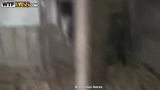 راعية البقر ميلا يضرب الديك اللاعب مع لسانها مثقوب